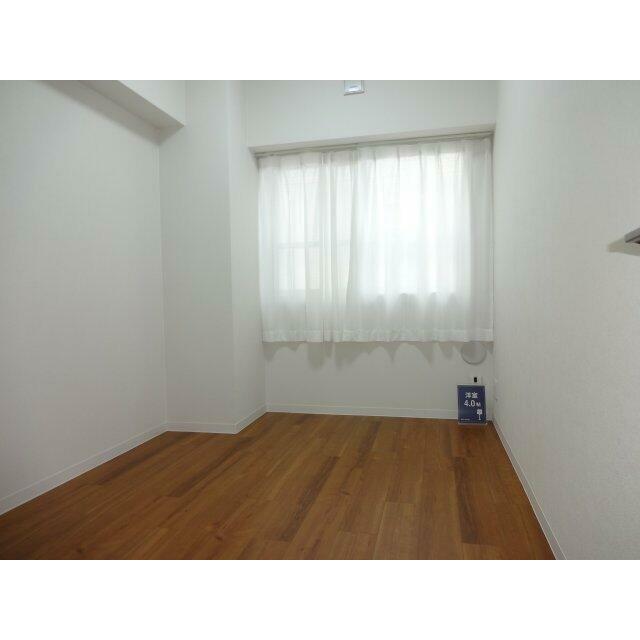 落ち着いた色調の洋室です