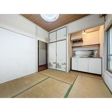 部屋の奥から