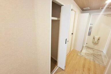 廊下：クロスやフローリングを貼替えるなどリフォーム済み。