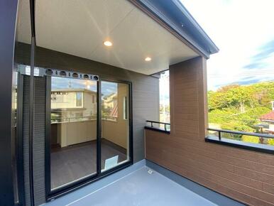 新鮮な空気だけでなく気持ちにゆとりを与えてくれるバルコニー（1号棟）