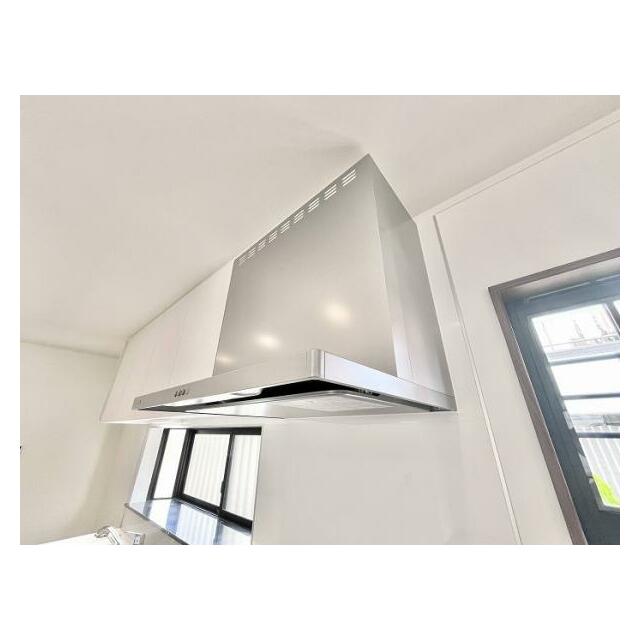 「キッチン」換気扇はフラットスリムを採用しています