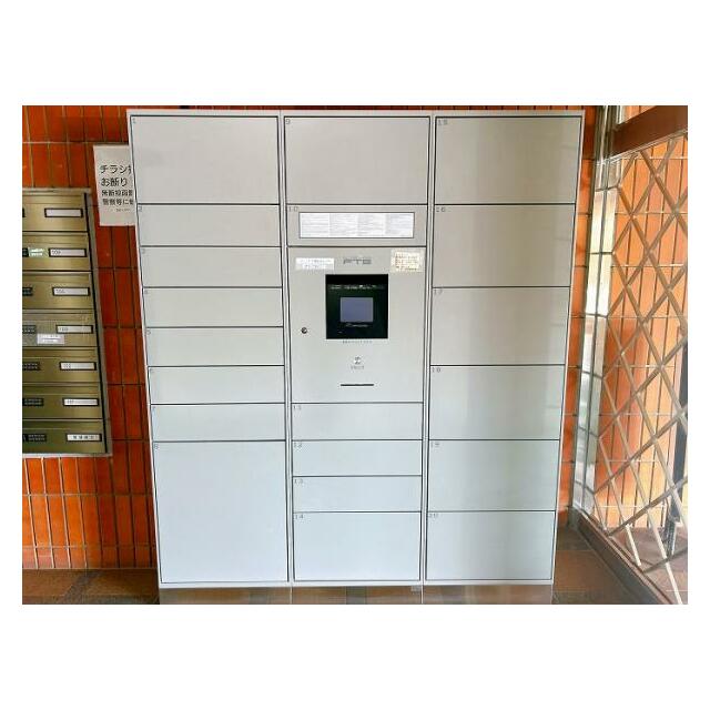 エントランスに宅配ボックスがございます。