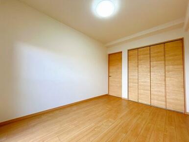 東側洋室、別角度からのお写真です。