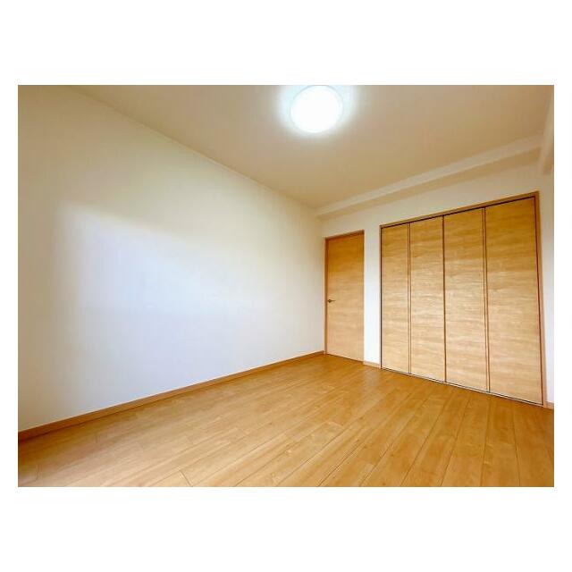 東側洋室、別角度からのお写真です。