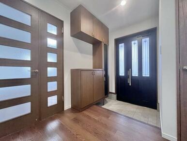 「玄関」フロアタイル上張りしました