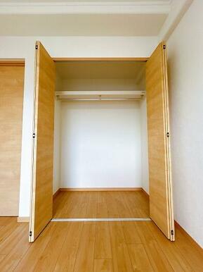 東側洋室、クローゼットのお写真です。