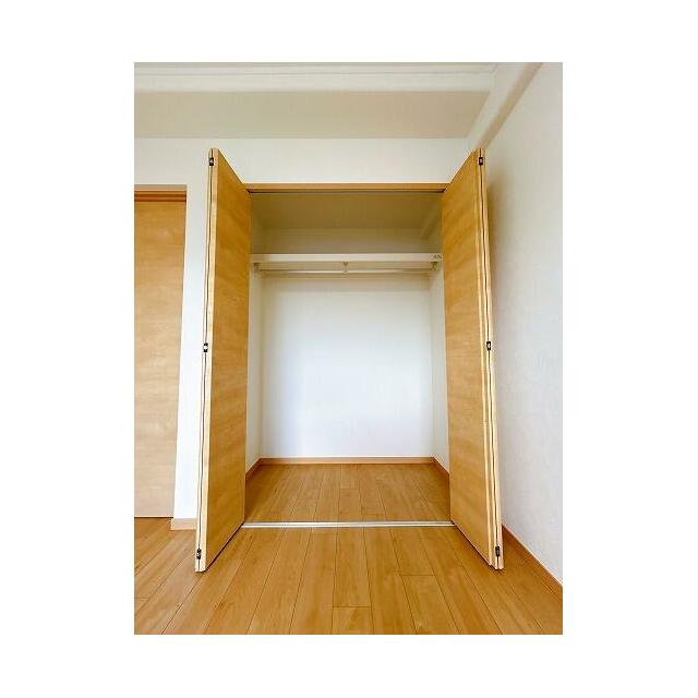 東側洋室、クローゼットのお写真です。