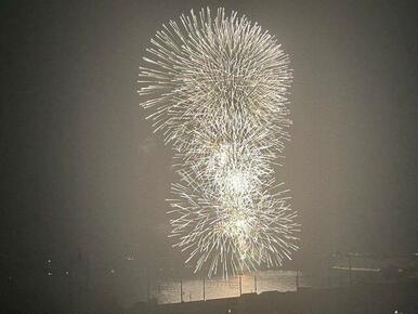 2026年7月撮影、ベランダから見た花火大会