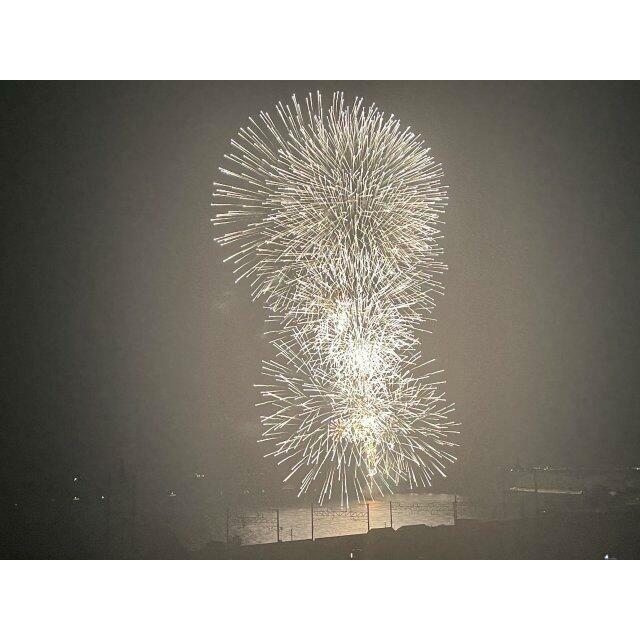 2026年7月撮影、ベランダから見た花火大会