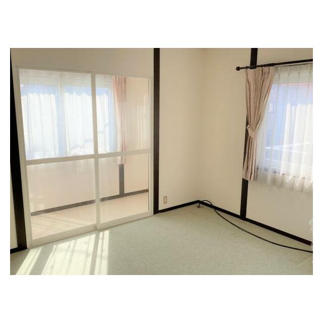 2階南西側7帖の洋室。陽当たりの良いサンルームには物干し金具もあり、洗濯物干しスペースにぴったりです