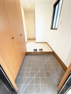 温かい雰囲気の玄関で家族をお出迎え♪
