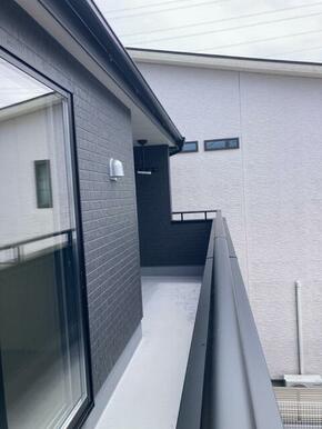 部屋の外と中をつなぐバルコニー、使い方自在！（2号棟）