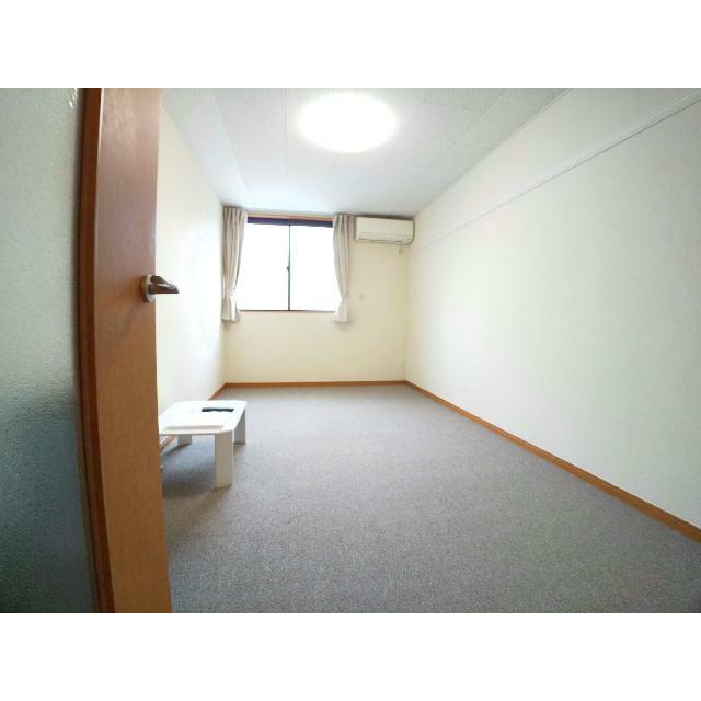 ワイドな窓にて明るいお部屋
