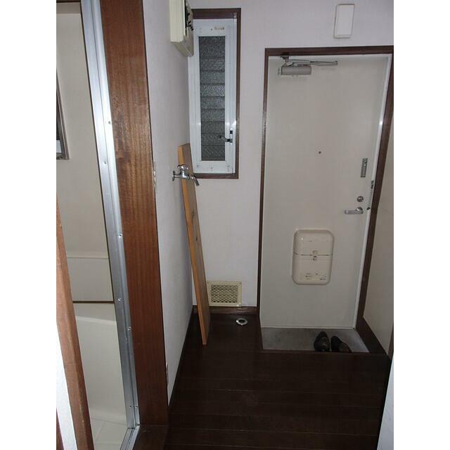室内洗濯機置き場。シューズラックもあり