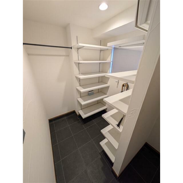 玄関横にはシューズクロークがございます。