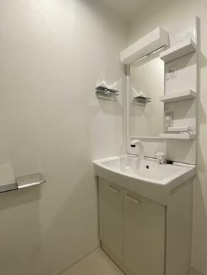 朝の忙しい時間帯にとても便利な独立洗面台！