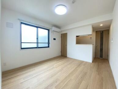 自由に家具を配置できる広々としたリビングです♪