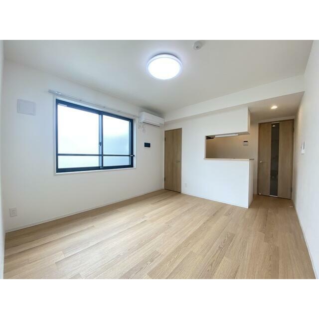 自由に家具を配置できる広々としたリビングです♪