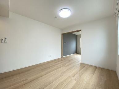 ダイニングテーブルを置いたり自由にレイアウトできます☆