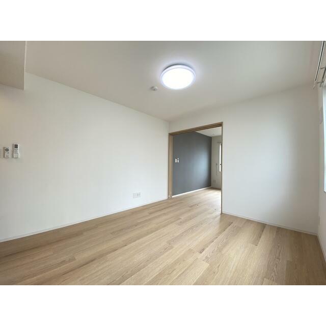 ダイニングテーブルを置いたり自由にレイアウトできます☆