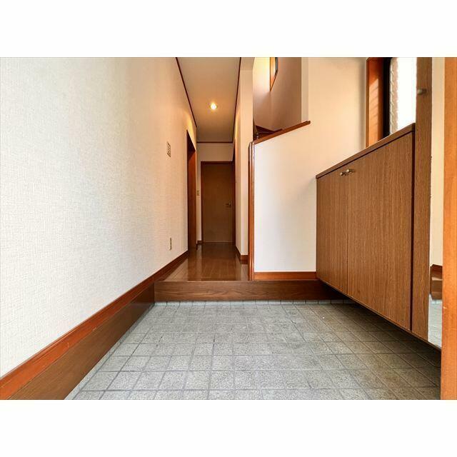 窓があり明るい玄関です