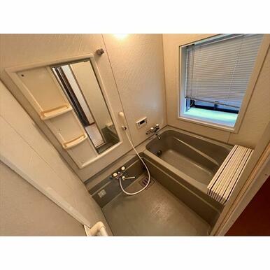 窓・追焚機能付き浴室