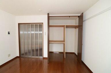ハンガーパイプ付き大型収納も魅力です♪