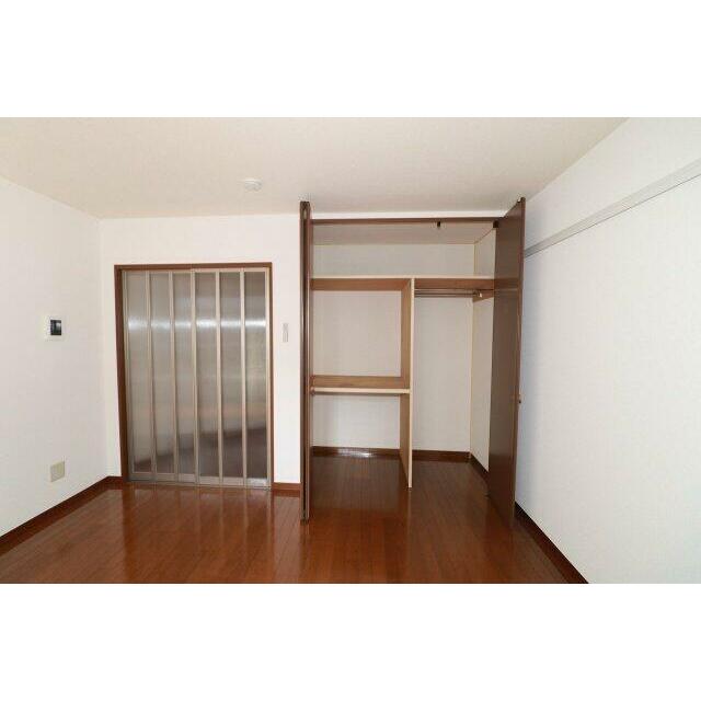 ハンガーパイプ付き大型収納も魅力です♪