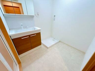 脱衣場、クロス・クッションフロア張替済みです。