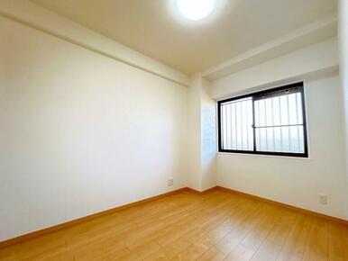 西側洋室、別角度からのお写真です。