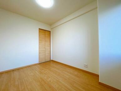 西側洋室のお写真です。