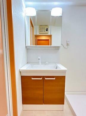 洗面台新品交換済みです。