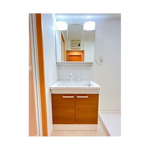 洗面台新品交換済みです。