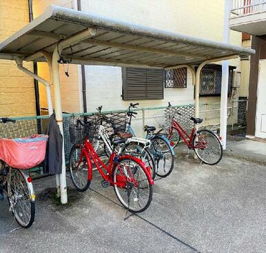 屋根付き駐輪場完備