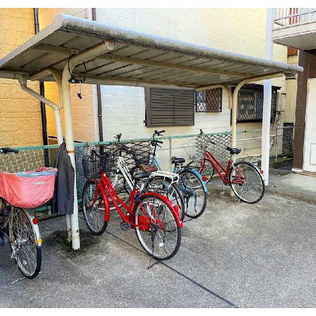 屋根付き駐輪場完備