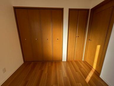 「2階西側洋室」クローゼット付きです