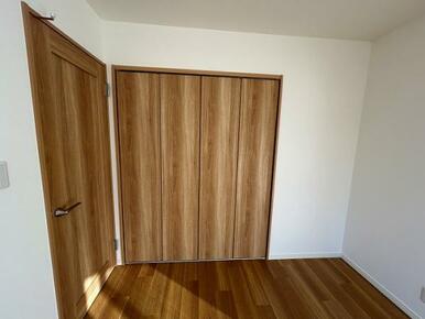 「2階東側洋室」クローゼット付きです