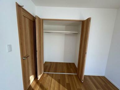 「2階東側洋室」広々としたクローゼットです