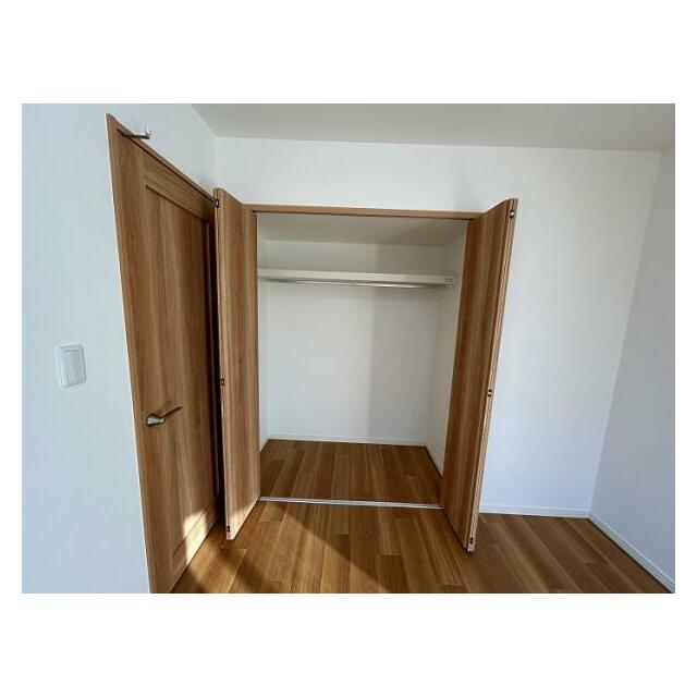 「2階東側洋室」広々としたクローゼットです