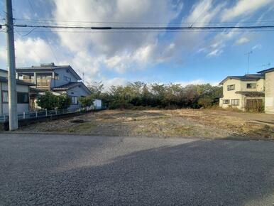 現地写真　道路の奥が該当土地