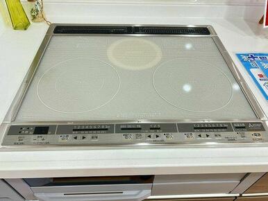 キッチン　ＩＨ対応の３口型コンロです