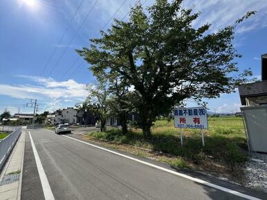 前面道路より、北西側へ撮影。前面道路を西へ進むと、となり町（菊地町）に入ります。