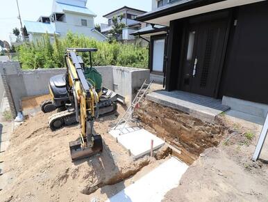 駐車場拡張工事中！２台駐車が可能となります。階段を設置予定。まもなく完成します。