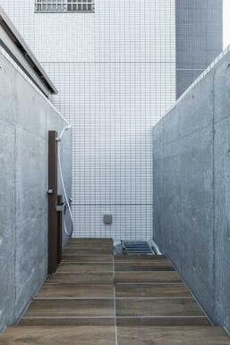 外シャワー　サーフィン、海水浴後の砂払い等でご利用ください。