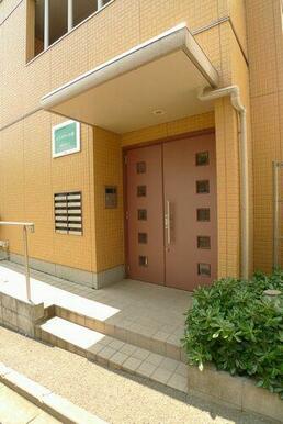 ♪共用玄関はオートロックでございます