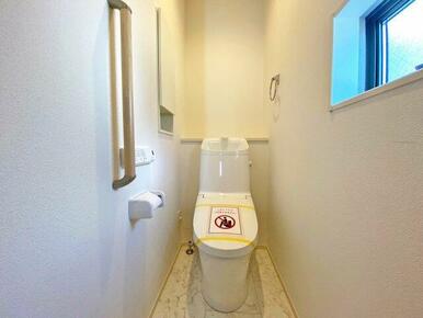 エコ技術を搭載した温水洗浄便座ウォシュレットトイレです（2024年3月15日撮影）