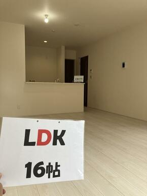 くつろぎスペースとしてはもとより、リビングに学習やテレワークのスペースを設けるご家庭も増えています（1号棟）