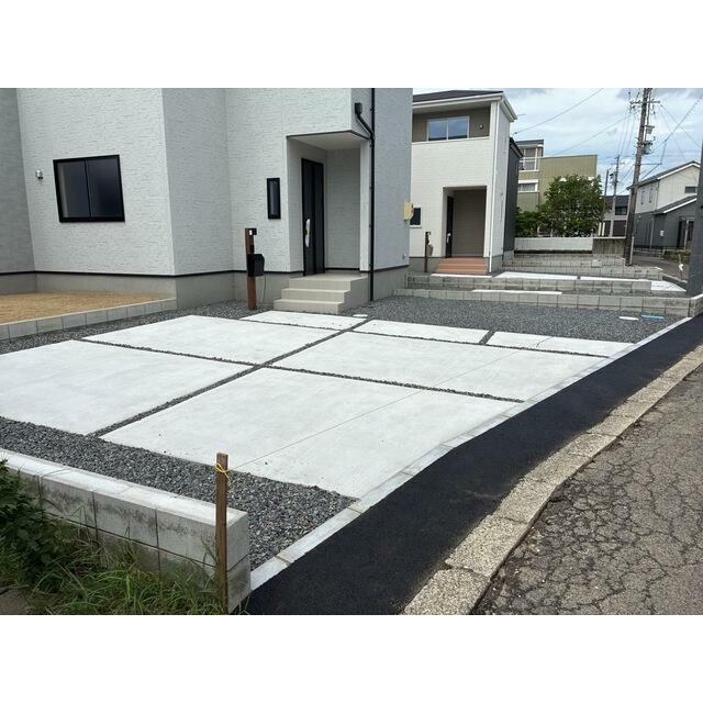 嬉しい駐車場付き！マイカー派はもちろん、これから車のご購入をお考えの方にも（3号棟）