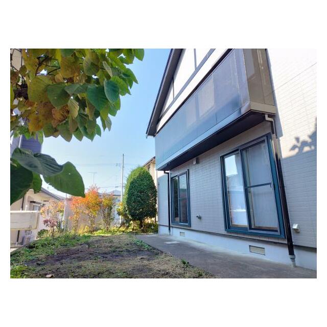 南側には庭があります。南側に庭があることでリビングへの陽当たりが良好になります。