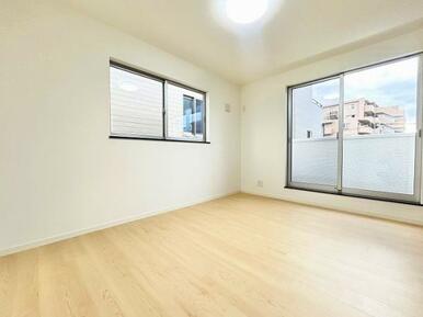 3F南側洋室(2面採光で日当たり良好です)